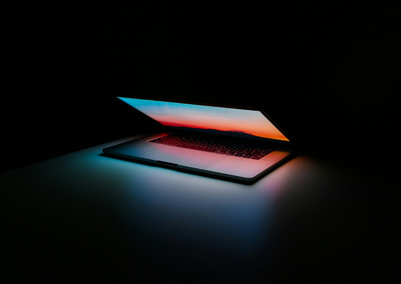 Laptop e tecnologia limpa — personalidade jurídica da IA