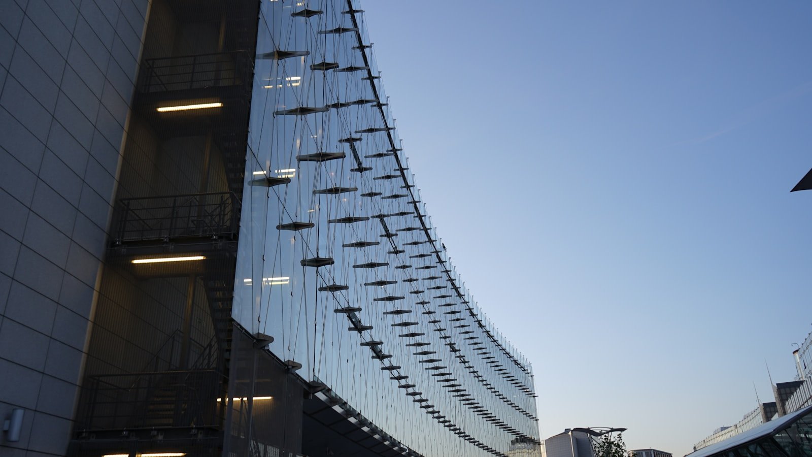 Fachada moderna do Parlamento Europeu em Bruxelas ao entardecer